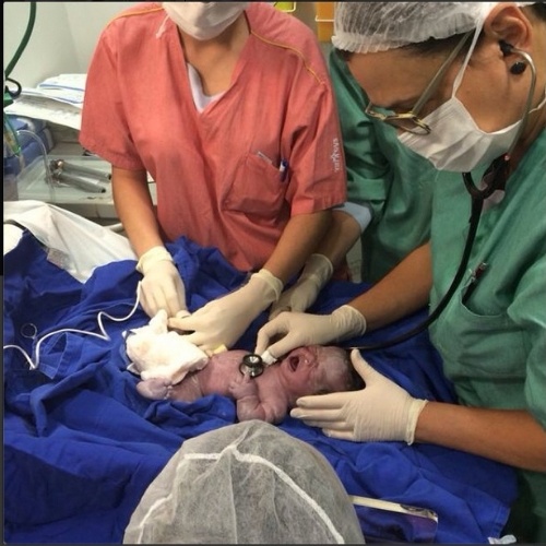 6.jul.2014 - Geraldo Luís mostra foto do nascimento do bebê do anão Marquinhos
