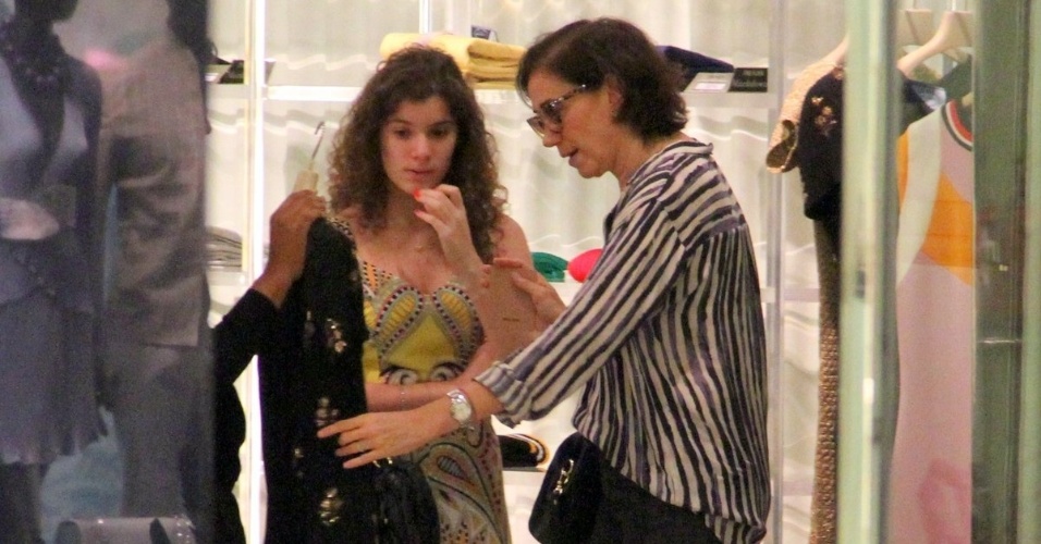 6.jul.2014 - Lilia Cabral faz compras com a filha em shopping do Rio