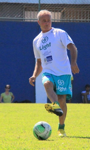 6.jul.2014 - O ator Kadu Moliterno joga partida de futebol beneficente em Itaguaí, no Rio
