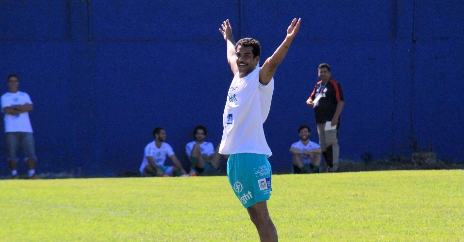 6.jul.2014 - O ator Marcello Melo Jr. joga partida de futebol beneficente em Itaguaí, no Rio
