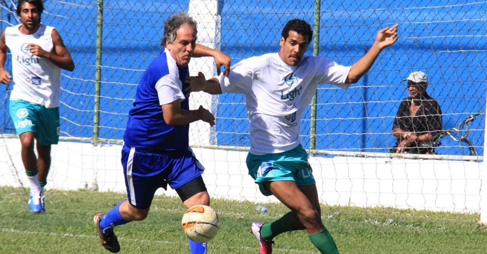 6.jul.2014 - O ator Marcello Melo Jr. joga partida de futebol beneficente em Itaguaí, no Rio