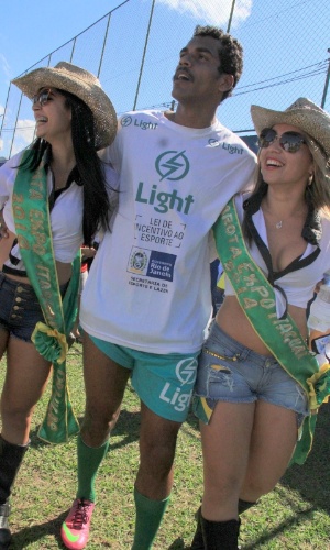 6.jul.2014 - O ator Marcello Melo Jr. posa com fãs durante partida de futebol beneficente em Itaguaí, no Rio