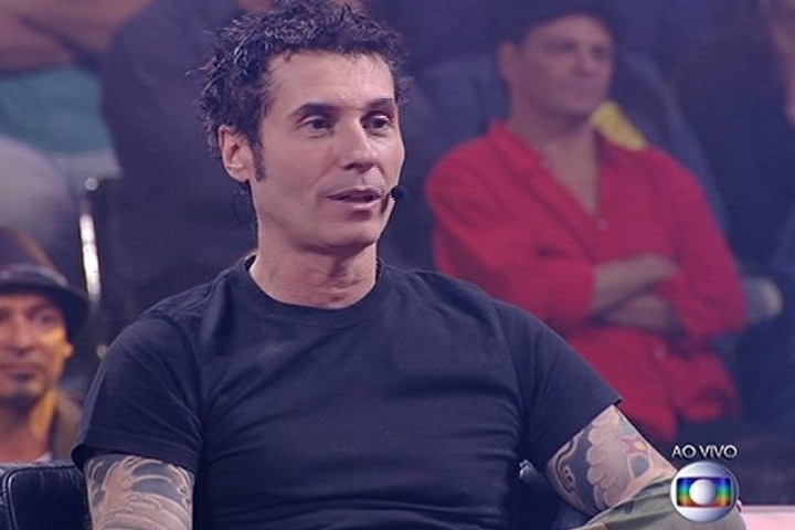 6.jul.2014 - O músico Dinho Ouro Preto, jurado do "SuperStar", fala sobre o desempenho da banda Jamz