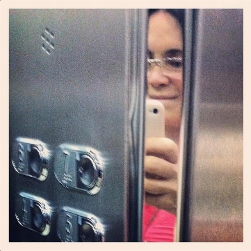 6.jul.2014 - Regina Duarte faz selfie dentro do elevador