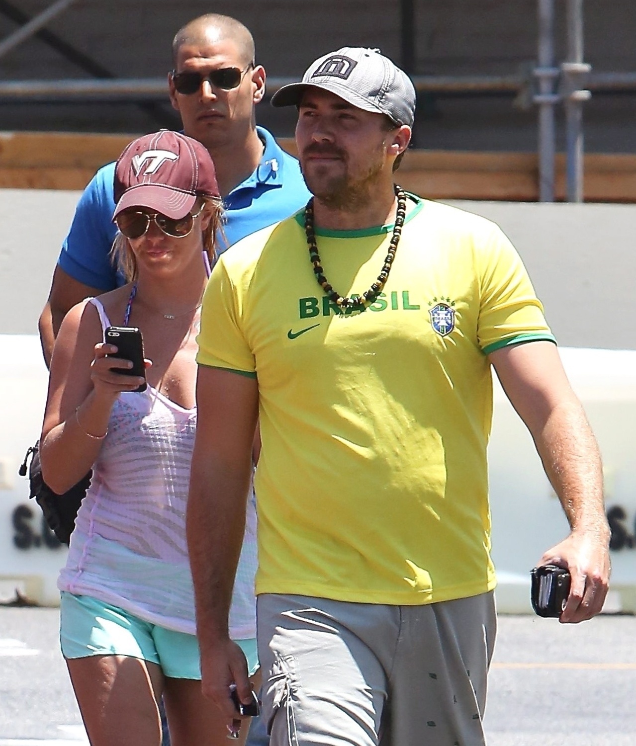 5.jul.2014 - Namorado de Britney Spears, Dave Lucado usa camisa do Brasil para passear com a cantora em Los Angeles, na Califórnia. Na ocasião, Britney usava um shorts curto e uma regata