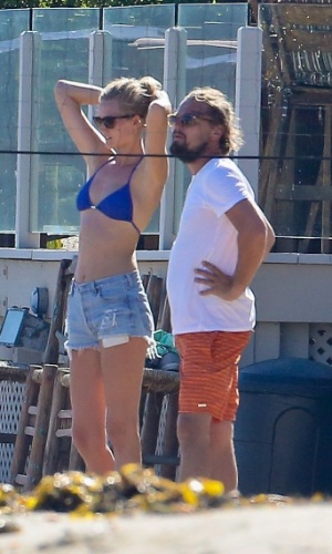 6.jul.2014 - Ao lado da namorada, a modelo Toni Garn, Leonardo DiCaprio joga vôlei na praia em Malibu, na Califórnia, e exibe uma barba mais cheia e cabelos mais compridos