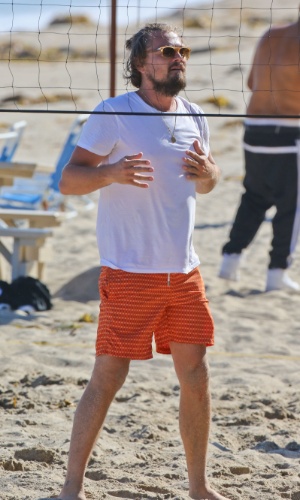 6.jul.2014 - Com os cabelos presos, Leonardo DiCaprio participa de partida de vôlei vôlei na praia em Malibu, na Califórnia