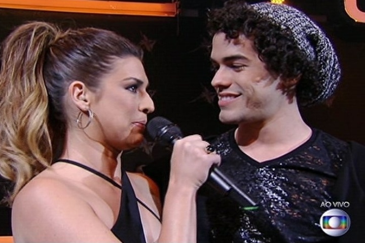 6.jul.2014 - Fernanda Paes Leme entrevista Sam Alves, vencedor do "The Voice", na final do "SuperStar"