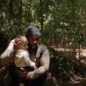 Cena do primeiro teaser da quinta temporada de "The Walking Dead" mostra Tyreese (Chad Coleman) fugindo com Judith de uma horda de zumbis