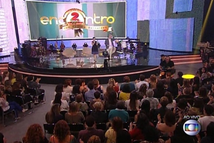 7.jul.2014 - Fátima Bernardes comemora 2 anos de seu "Encontro" com programa especial