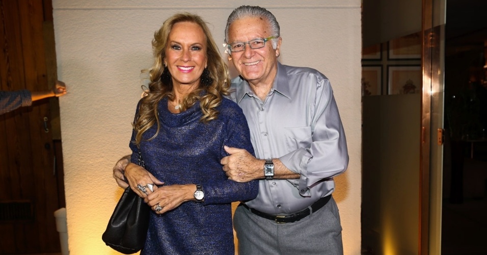 7.jul.2014 - Helô Pinheiro celebrou 69 anos nesta segunda com jantar realizado em São Paulo. A eterna "Garota de Ipanema" recebeu abraço do marido, Fernando Mendes.