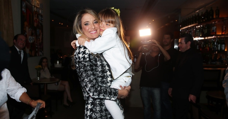 7.jul.2014 - Ticiane Pinheiro Pinheiro e a filha, Rafaella, prestigiaram o aniversário de 69 anos de Helô Pinheiro