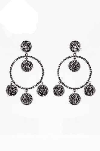 Brinco com medalhas, da Olook. Preço: R$ 39,90. Informações: www.olook.com.br | Preço e disponibilidade pesquisados em julho de 2014 e sujeitos a alterações - Divulgação