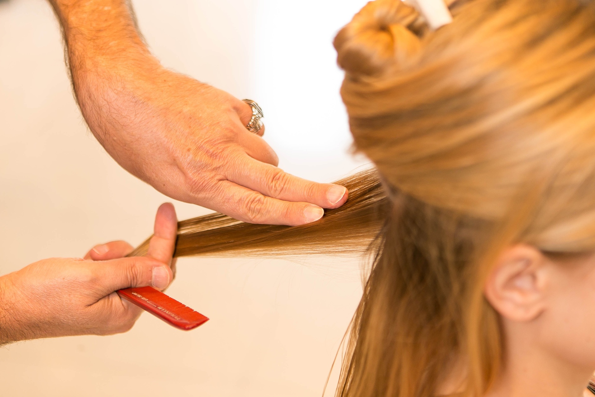 Passo a passo Marco Antonio de Biagi - 3 penteados para noiva - Rodrigo Capote/UOL