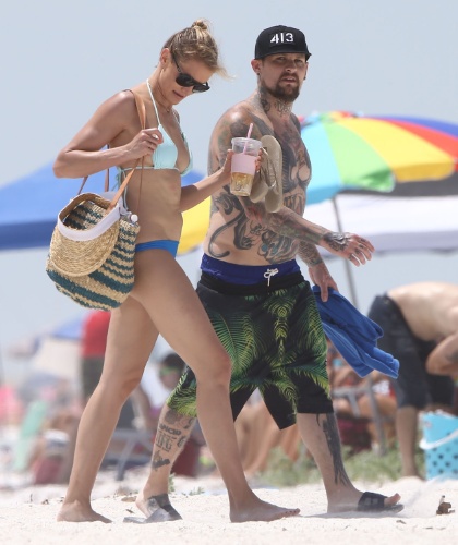3.jul.2014 - Cameron Diaz e Benji Madden deixam a praia de Anna Maria Island, na Flórida, após curtirem dia de praia com a família da atriz