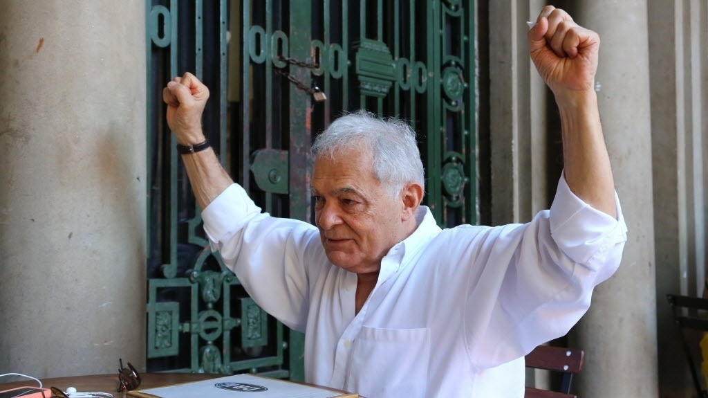 4.jul.2014 - Othon Bastos imita gesto de Corisco, em entrevista sobre os 50 anos de "Deus e o Diabo na Terra do Sol", no Parque Lage, no Rio de Janeiro - Marco Antonio Cavalvalcanti/UOL