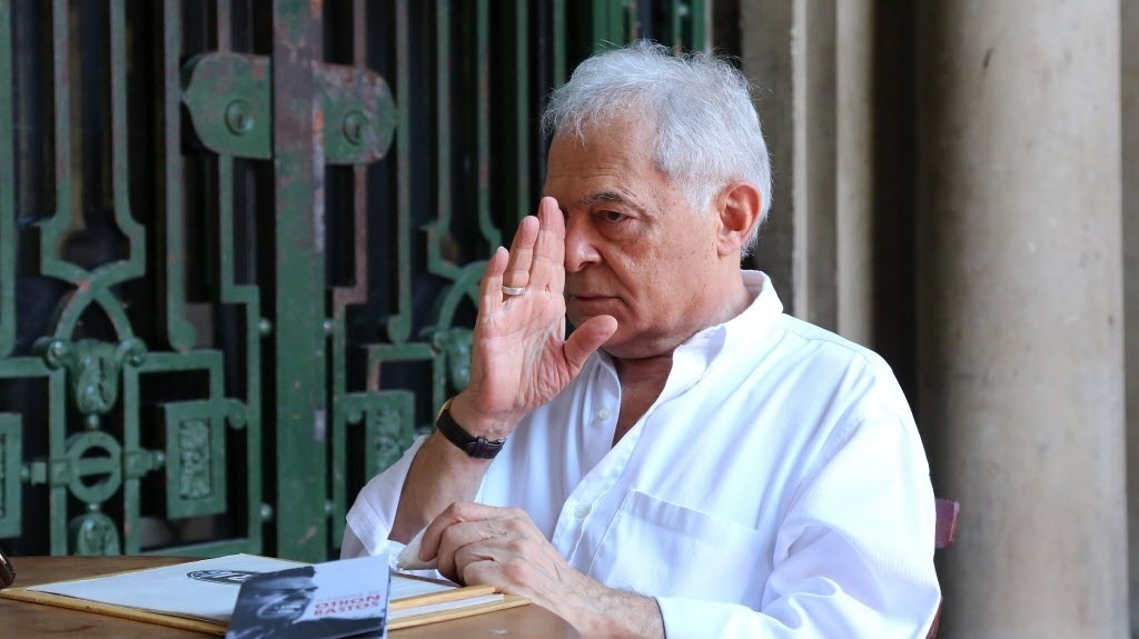 4.jul.2014 - Othon Bastos imita gesto de Corisco, em entrevista sobre os 50 anos de "Deus e o Diabo na Terra do Sol", no Parque Lage, no Rio de Janeiro - Marco Antonio Cavalvalcanti/UOL