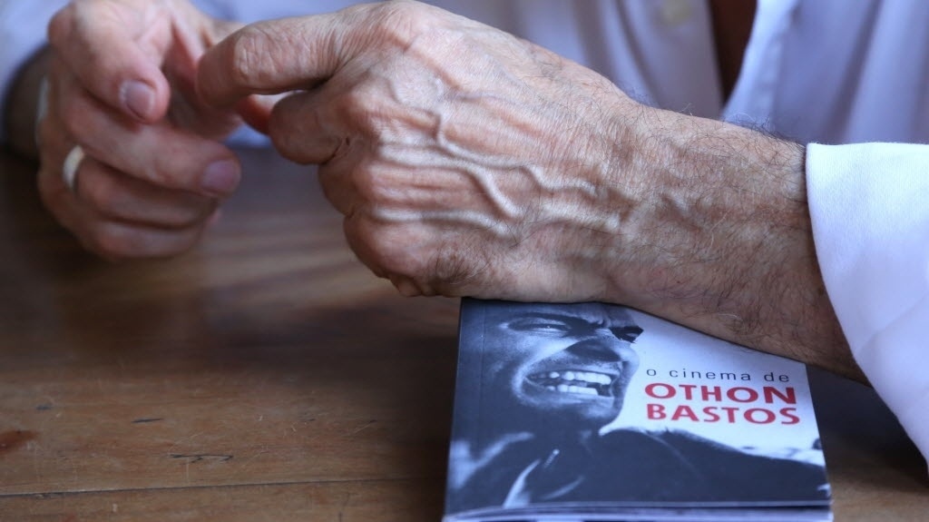 4.jul.2014 - Othon Bastos no Parque Lage em entrevista sobre os 50 anos de "Deus e o Diabo na Terra do Sol" - Marco Antonio Cavalvalcanti/UOL