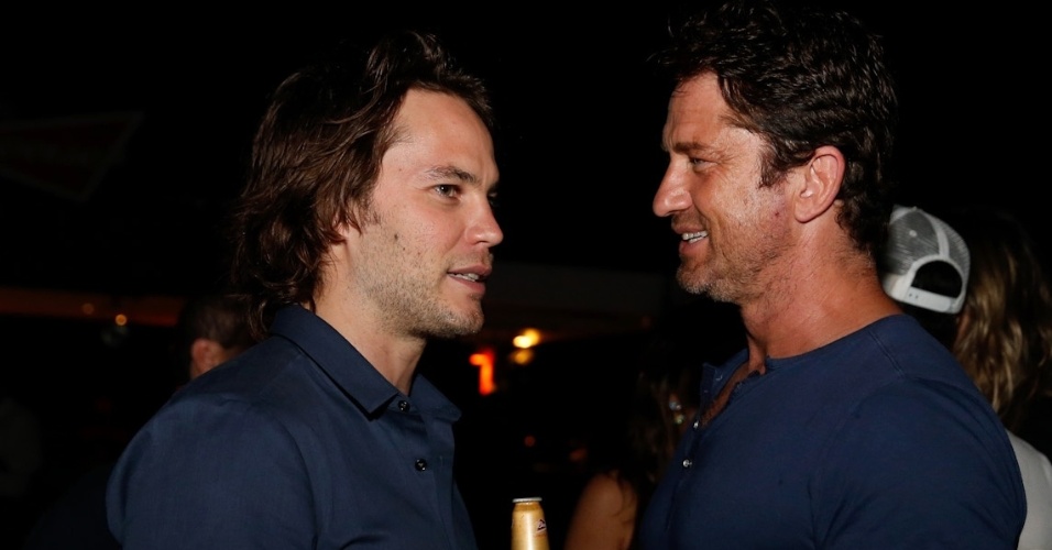 7.jul.2014 - Gerard Butler e Taylor Kitsch se encontram em festa no Budweiser Hotel by Pestana em Copacabana, na zona sul do Rio de Janeiro, nesta segunda-feira