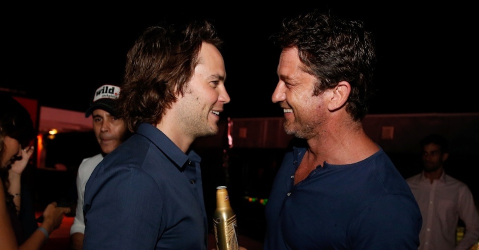 7.jul.2014 - Gerard Butler e Taylor Kitsch se encontram em festa no Budweiser Hotel by Pestana em Copacabana, na zona sul do Rio de Janeiro, nesta segunda-feira