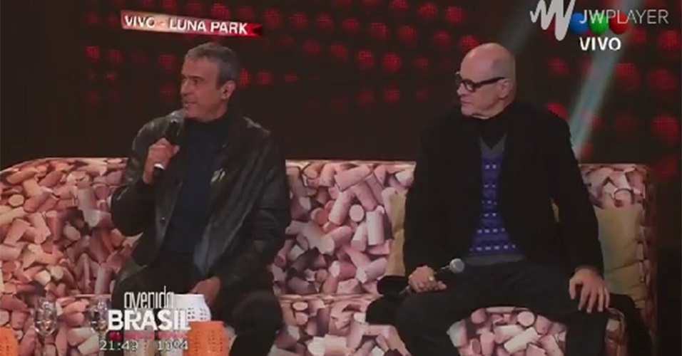 7.jul.2014 - No palco do Luna Park, em Buenos Aires, Alexandre Borges e Marcos Caruso conversa com o apresentador sobre a final de "Avenida Brasil"