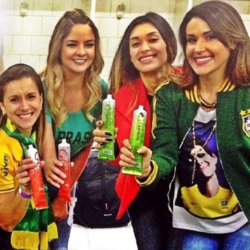 8.jul.2014 - A apresentadora do SBT Nadja Haddad postou no Instagram foto com amigas na casa Pelé, no Estádio do Morumbi