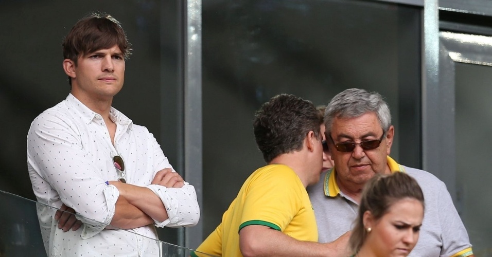 8.jul.2014 - Ashton Kutcher não conseguiu disfarçar a cara de descontentamento com a derrota do Brasil para a Alemanha durante jogo no Mineirão, em Belo Horizonte