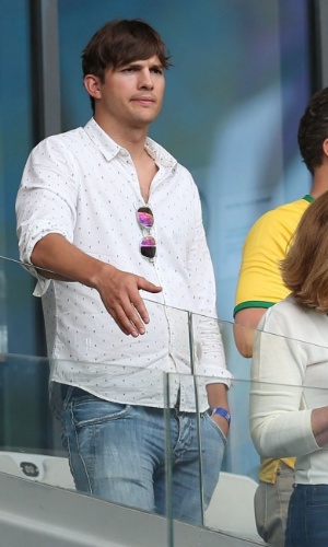 8.jul.2014 - Ashton Kutcher não conseguiu disfarçar a cara de descontentamento com a derrota do Brasil para a Alemanha durante jogo no Mineirão, em Belo Horizonte