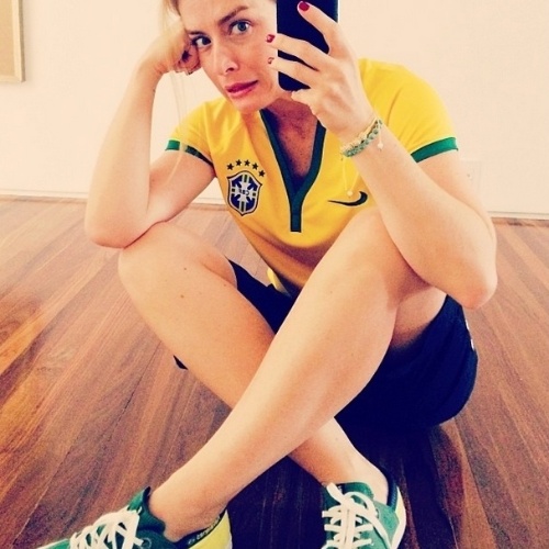 8.jul.2014 - Com a camisa do Brasil, Angélica diz que está nervosa para o jogo