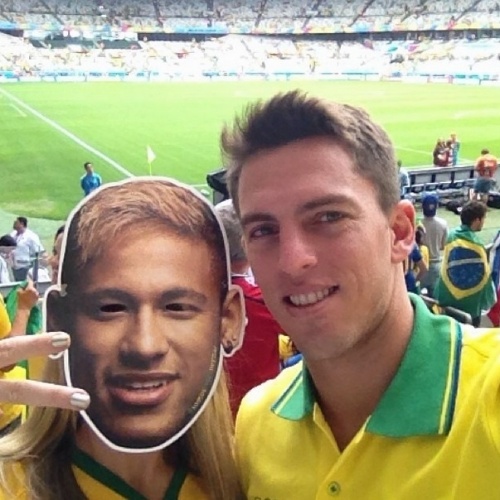 8.jul.2014 - Danielle Winits usou uma máscara com o rosto de Neymar para acompanhar a partida entre Brasil e Alemanha no estádio do Mineirão, em Belo Horizonte