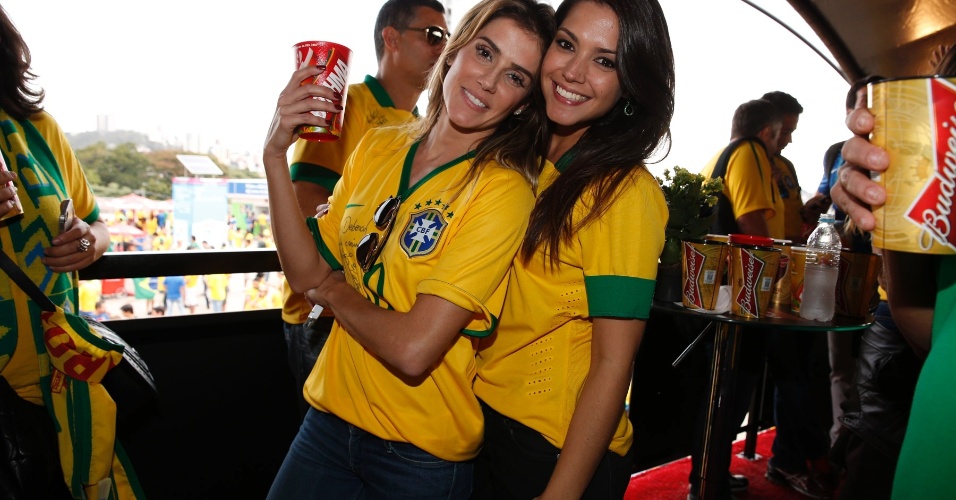 8.jul.2014 - Deborah Secco e Taís Fersoza torcem para o Brasil no Mineirão, em Belo Horizonte