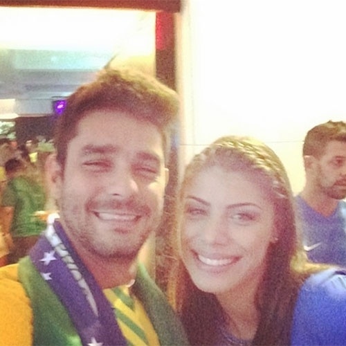 8.jul.2014 - O casal de ex-BBBs Diego e Francine posaram sorridentes para fotos no Terraço Lagoa, no Rio, mas não esconderam a decepção da derrota da seleção