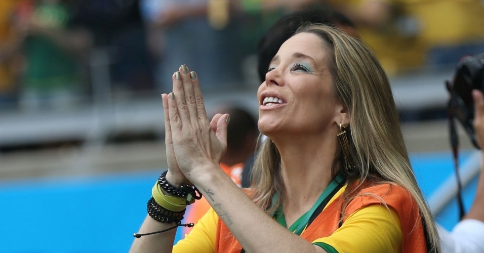 8.jul.2014 - Vestindo colete e credencial da imprensa, Danielle Winits fotografou o estádio do Mineirão, em Belo Horizonte, antes da partida entre Brasil e Alemanha