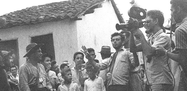 Glauber Rocha, de camisa aberta, dirige uma cena de "Deus e o Diabo na Terra do Sol", em 1963 - Divulgação