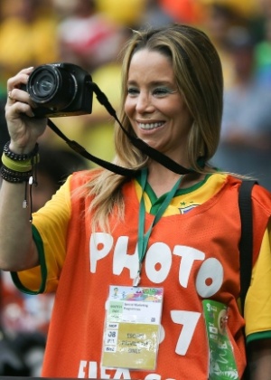 Com colete de fotógrafa, atriz assiste à semifinal Brasil e Alemanha no Mineirão