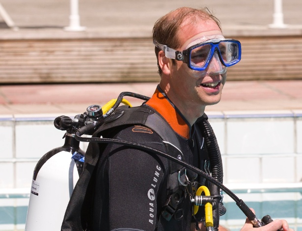 Príncipe William participa de aula de mergulho no Clube Sub-Aquático Britânico e fala sobre George