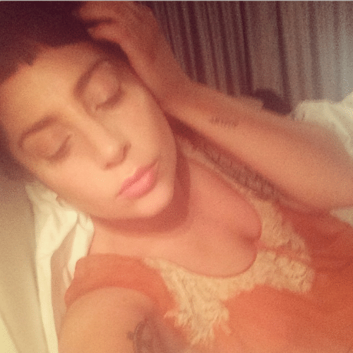 9.jul.2014 - Lady Gaga se despede de seus seguidores do Instagram vestido um figurino bem "normal". "Boa noite, monstrinhos", disse ela na legenda