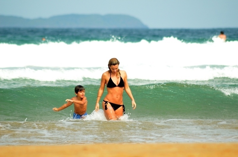 10.jul.2014 - Carolina Dieckmann mergulha com o filho caçula, José, na praia de Geribá, em Búzios (RJ)