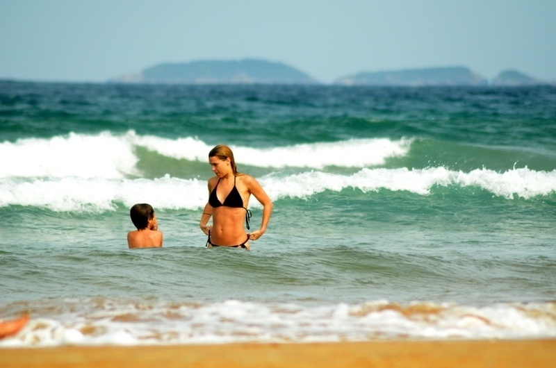 10.jul.2014 - Carolina Dieckmann mergulha com o filho caçula, José, na praia de Geribá, em Búzios (RJ)