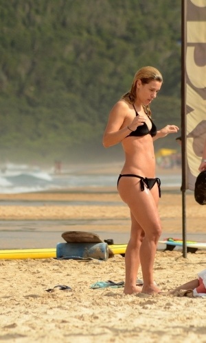 10.jul.2014 - Carolina Dieckmann usa biquíni preto na praia de Geribá, em Búzios (RJ)