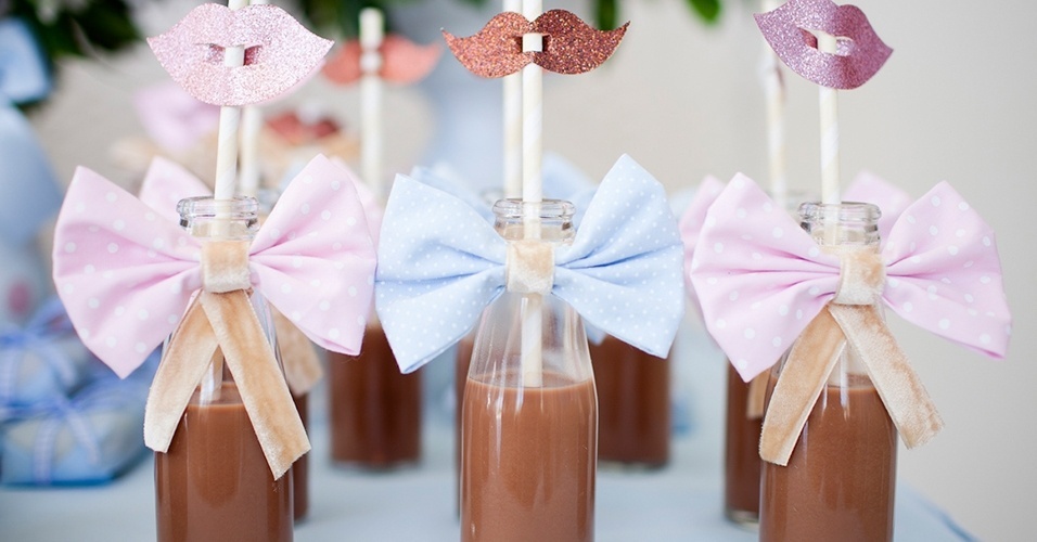 As garrafinhas com chocolate frio foram enfeitadas com laços rosa ou azul nesse chá de revelação organizado pela decoradora Marcela Castro, do blog Frescurinhas Personalizadas. O motivo da festa é revelar o sexo do bebê para parentes e amigos - Fernanda Lenzi Fotografia/Divulgação