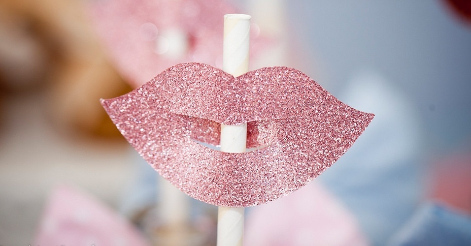 No chá revelação, decorado por Marcela Castro, os canudos foram enfeitados com boquinhas e com bigodes. O motivo da festa é revelar o sexo do bebê para parentes e amigos - Fernanda Lenzi Fotografia/Divulgação