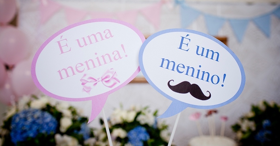 Plaquinhas com as frases "É um menino" e "É uma menina" foram distribuídas para os convidados tirarem fotos nessa chá de revelação, festa feita anunciar o sexo do bebê que o casal está esperando - Fernanda Lenzi Fotografia/Divulgação