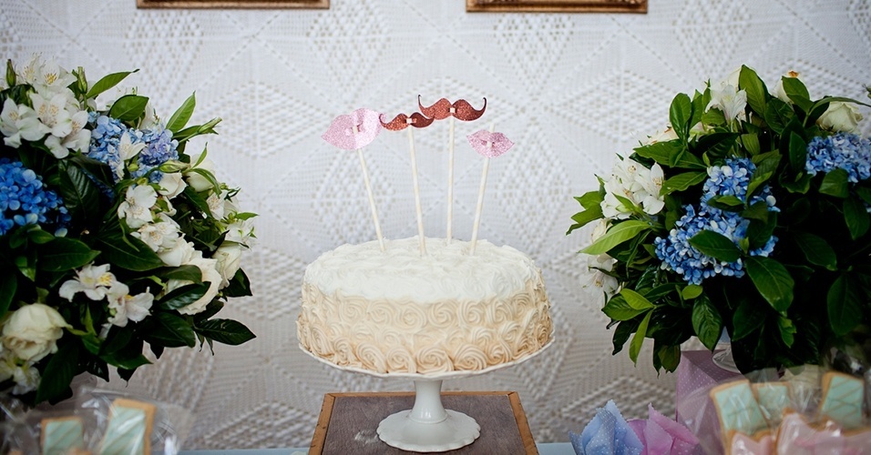 Tudo na decoração do chá revelação, assinado por Marcela Castro, do blog Frescurinhas Personalizadas, foi pensado para o anúncio do sexo do bebê. Até mesmo o bolo. Por fora, ele tinha decoração neutra, mas, por dentro, poderia ter a massa azul, em alusão a um menino, ou rosa, fazendo referência a uma menina - Fernanda Lenzi Fotografia/Divulgação