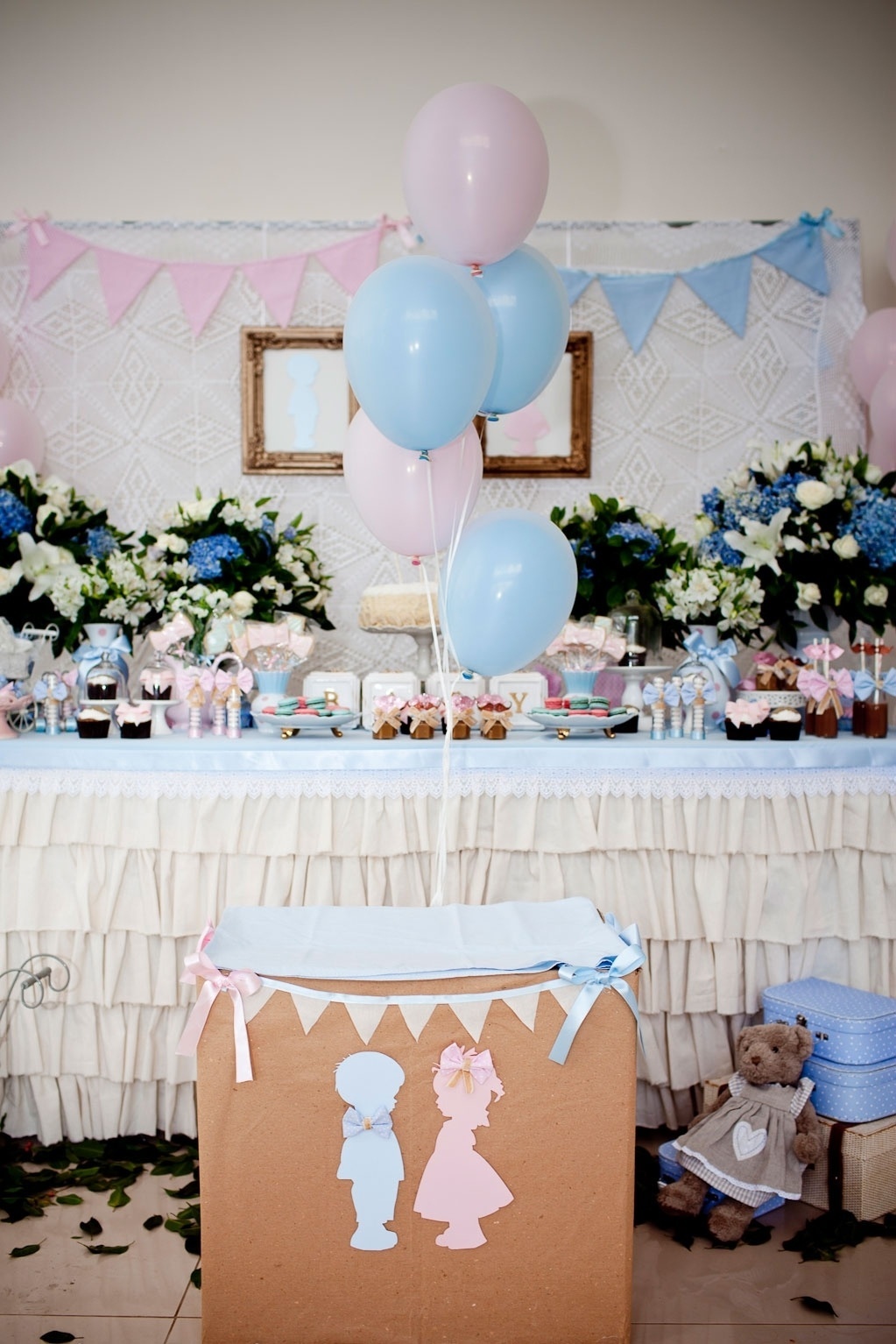 Nesse chá revelação, na frente da mesa do bolo, havia uma caixa de papelão, decorada em rosa e azul, com bexigas indicando o sexo do bebê. A embalagem só foi aberta no final da comemoração, decorada por Marcela Castro - Fernanda Lenzi Fotografia/Divulgação