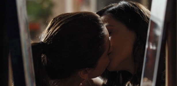 Clara e Marina ficam felizes com a aprovação da família e se beijam