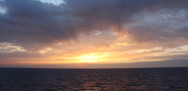 Pôr do sol é visto sobre o oceano em cruzeiro entre Brasil e Espanha  - Rafael Mosna/UOL