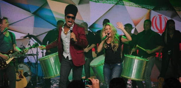 Shakira cantou "Dare La La La Brazil", música composta para a Copa do Mundo, com Carlinhos Brown 