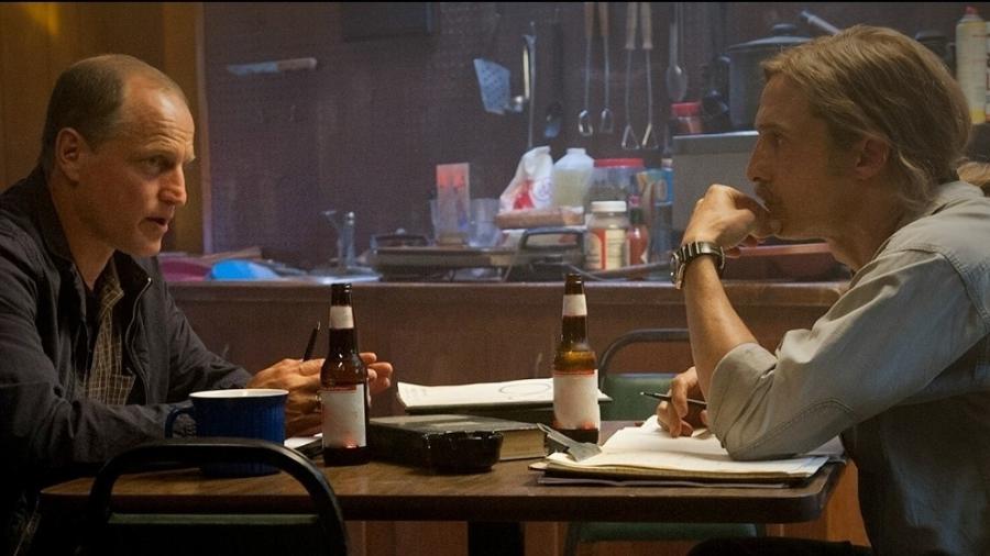 Woody Harrelson e Matthew McConaughey em cena de True Detective - Reprodução/HBO
