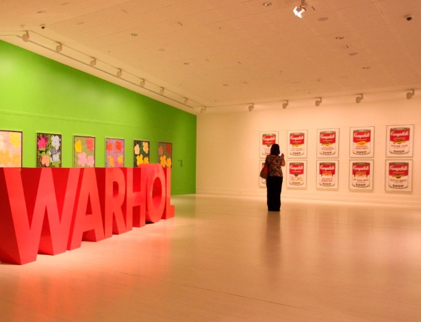 Visitantes observam trabalhos de Andy Warhol na exposição "Andy Warhol: Arte Pop para Todo Mundo", no Museu Pera, em Istambul - Osman Orsal/Reuters